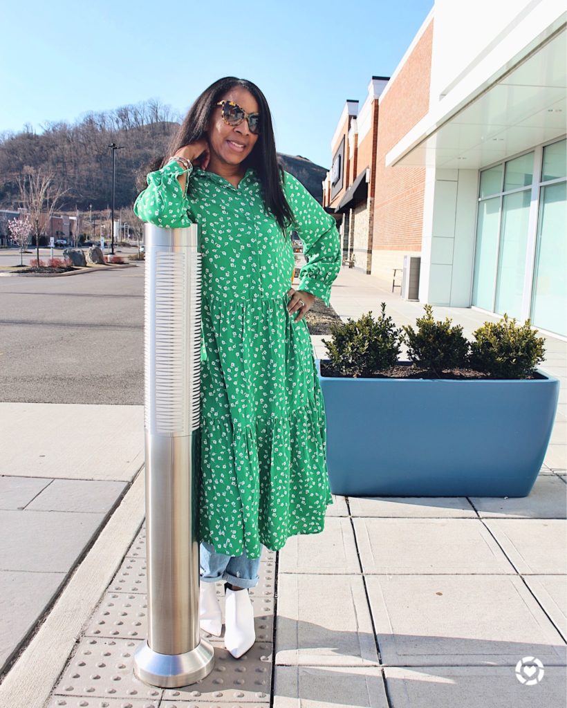 Blogger wearing spring dress outfits 
